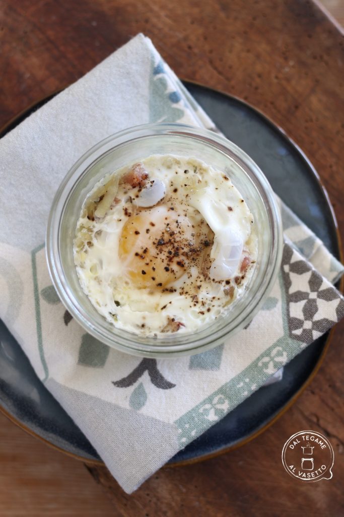 Geriebene Kartoffeln mit Speck und Ei im Glas in der Mikrowelle gekocht
