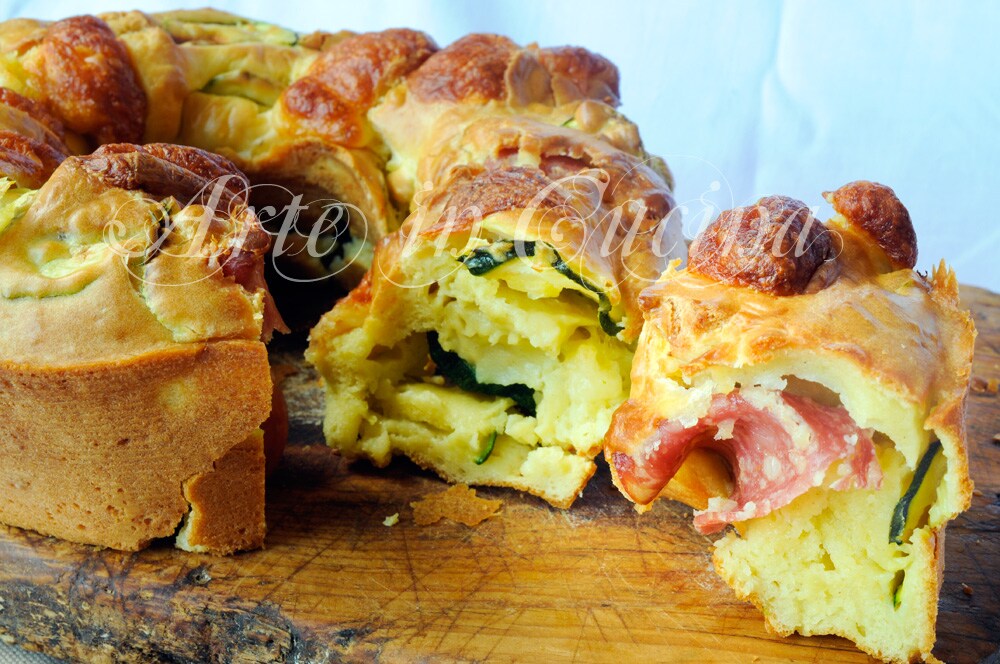 Käsekranzkuchen mit Zucchini und Salami