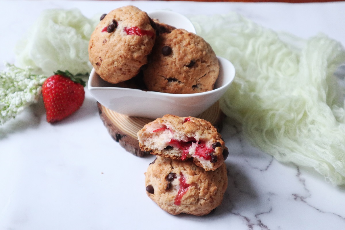 Kekse mit Erdbeeren und Schokoladenstückchen