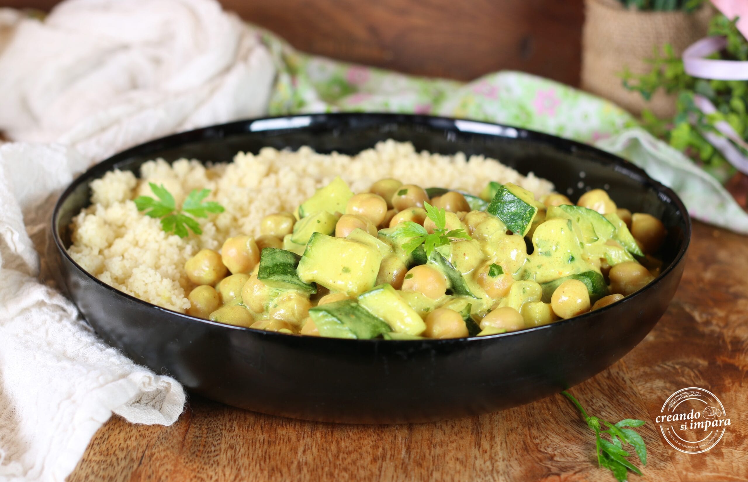 Kichererbsen- und Zucchini-Curry mit Couscous