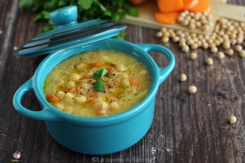 Cremige Suppe mit Kichererbsen und Karotten