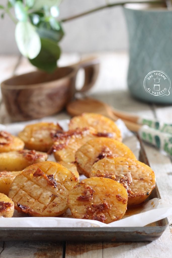 Schachbrett-Kartoffeln mit Paprika und Käse in der Mikrowelle gekocht