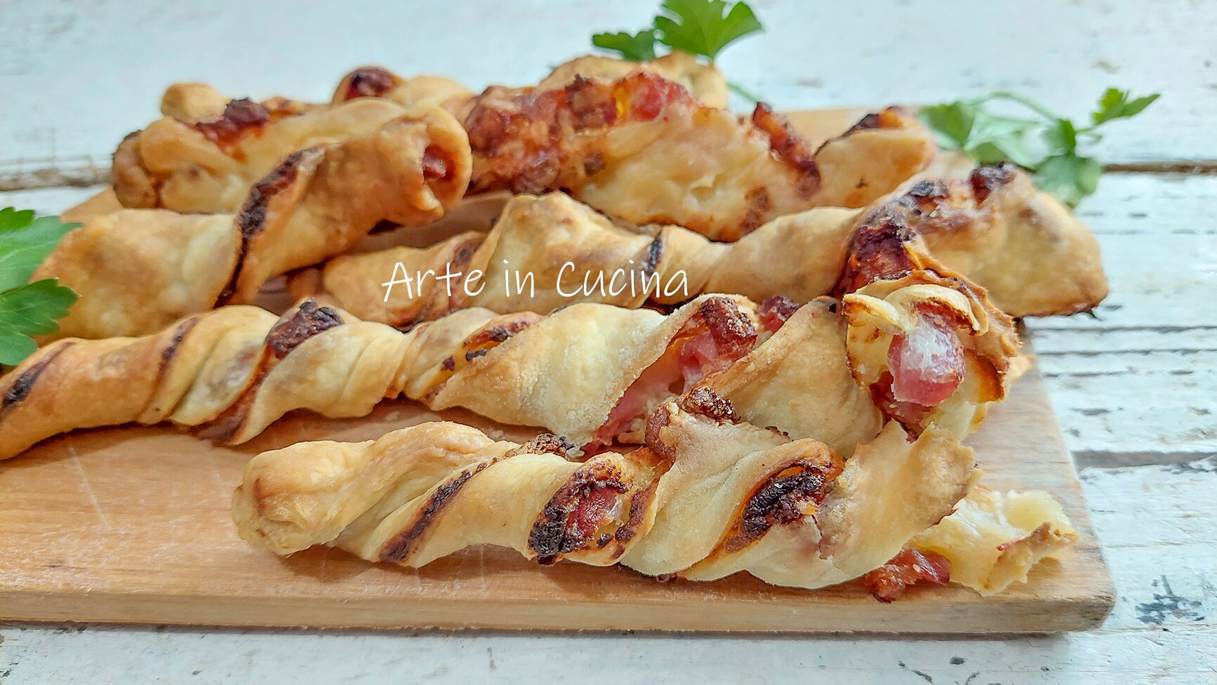 KNUSPRIGE STÄBE mit BACON und Robiola