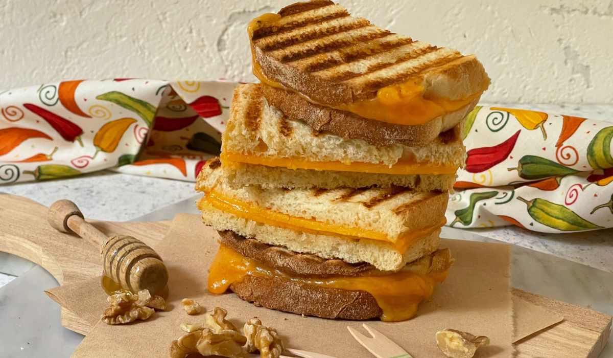 Knuspriges Sandwich mit Cheddar, Walnüssen und Honig