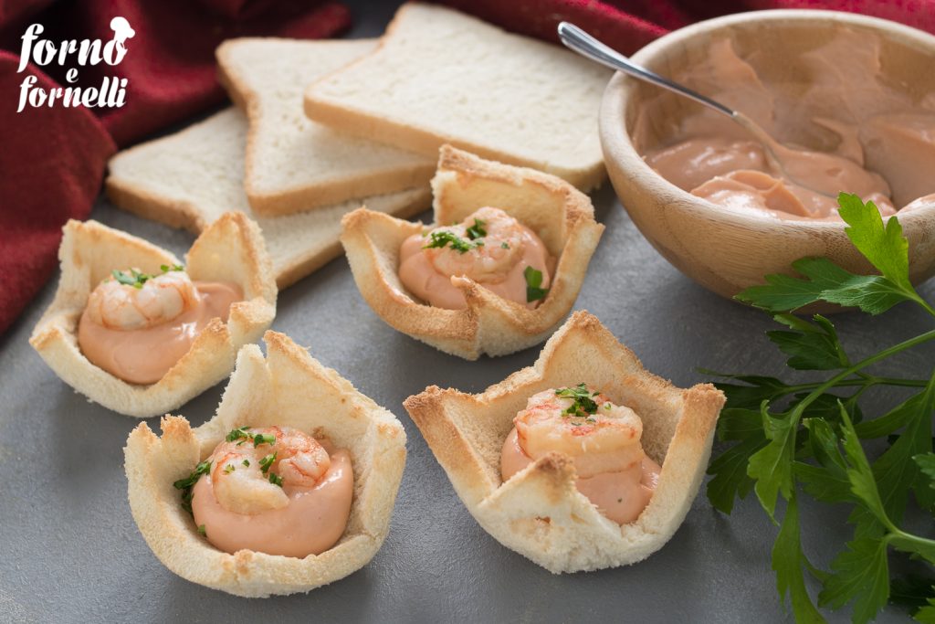Körbchen mit Garnelen und rosa Sauce