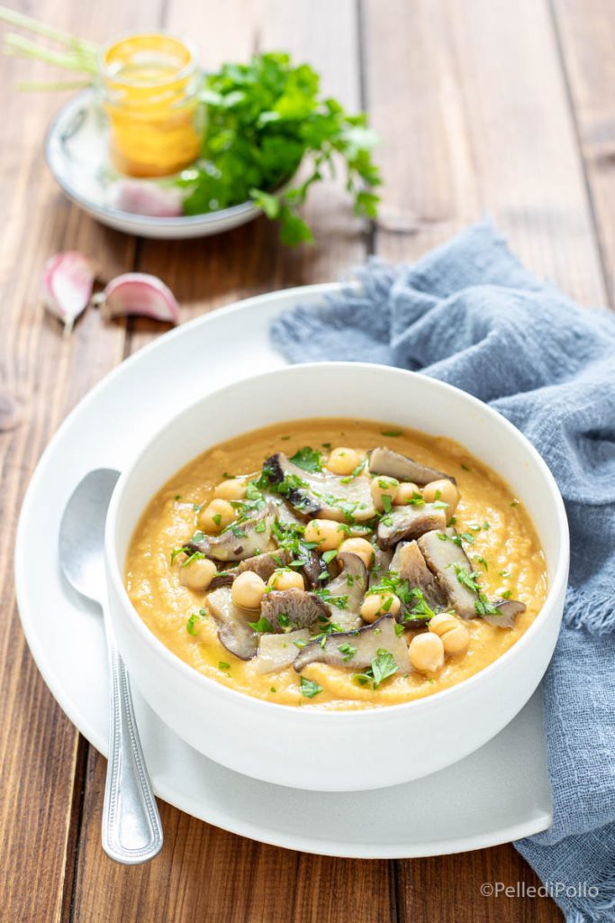 cremige Kichererbsen- und Pilzsuppe