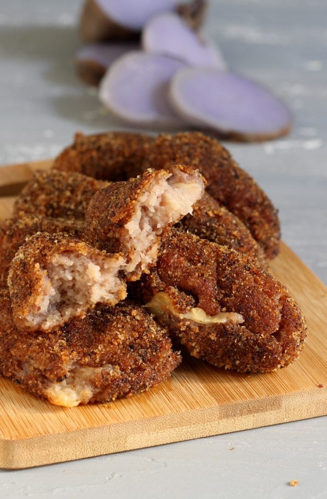 Gebackene violette Kartoffelkroketten
