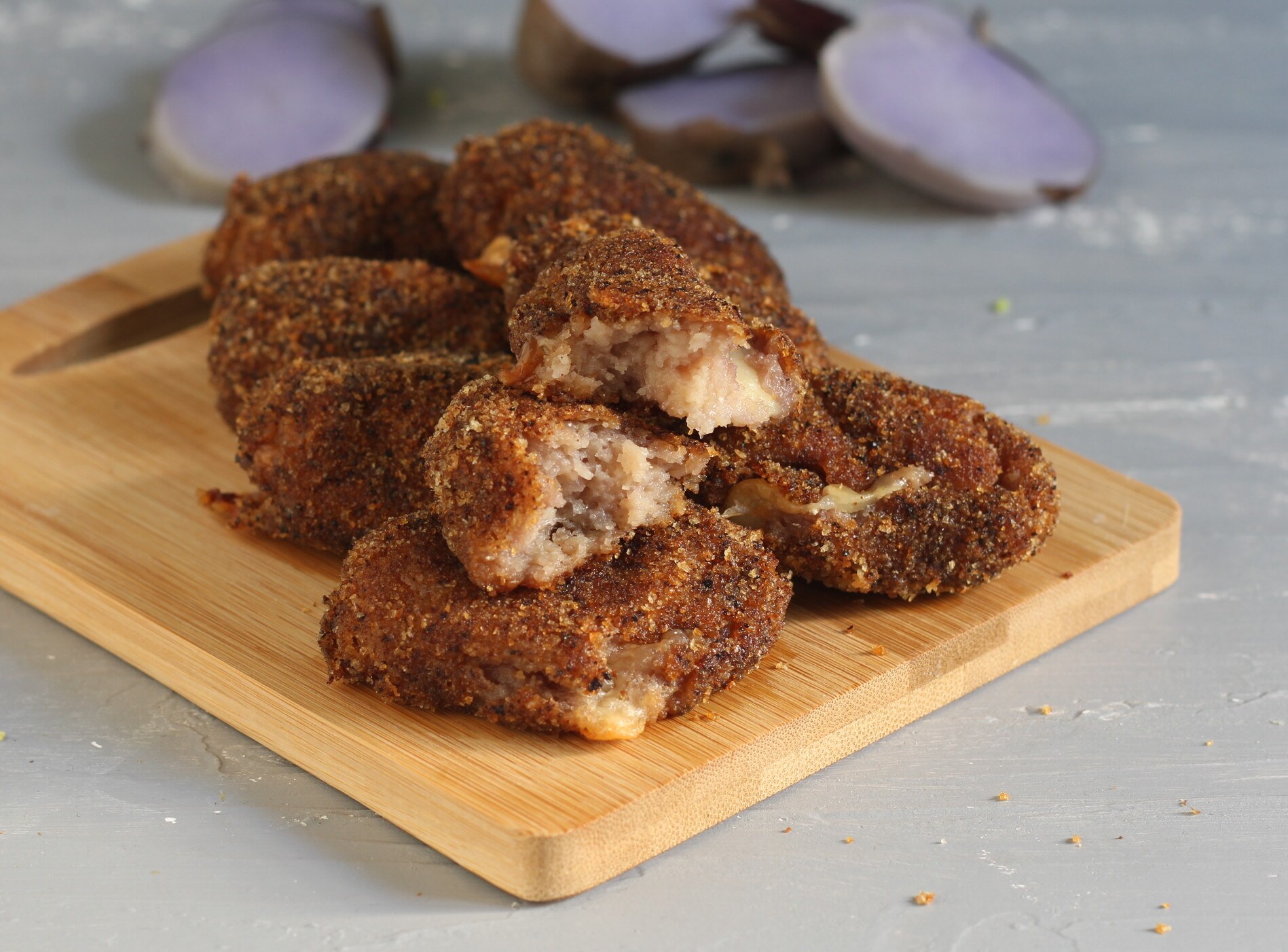 Gebackene violette Kartoffelkroketten