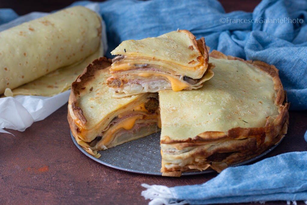 Herzhafter Crêpe-Kuchen mit Pilzen und Käse