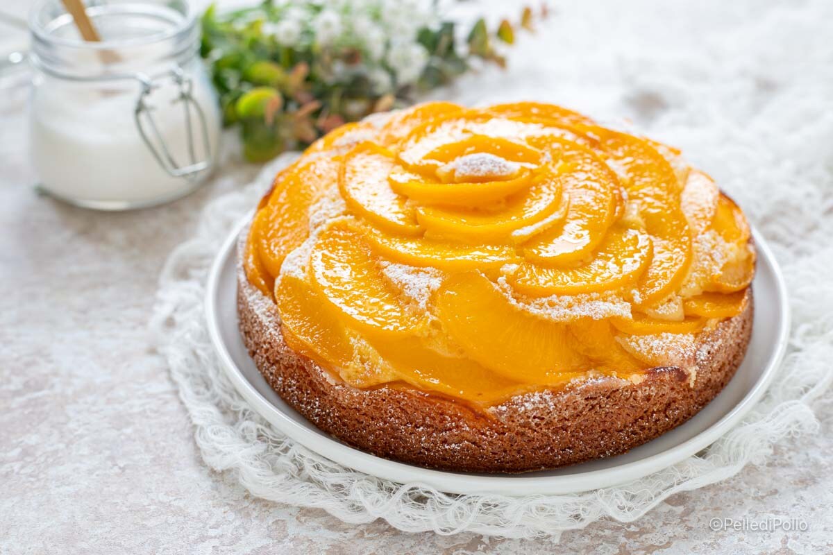 Kuchen mit eingemachten Pfirsichen und Ricotta