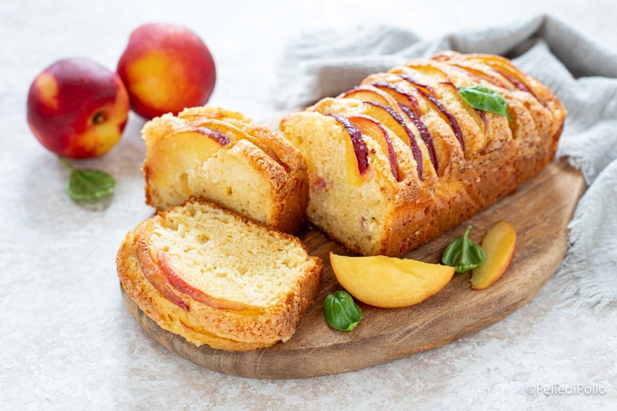 Kuchen mit eingemachten Pfirsichen und Ricotta