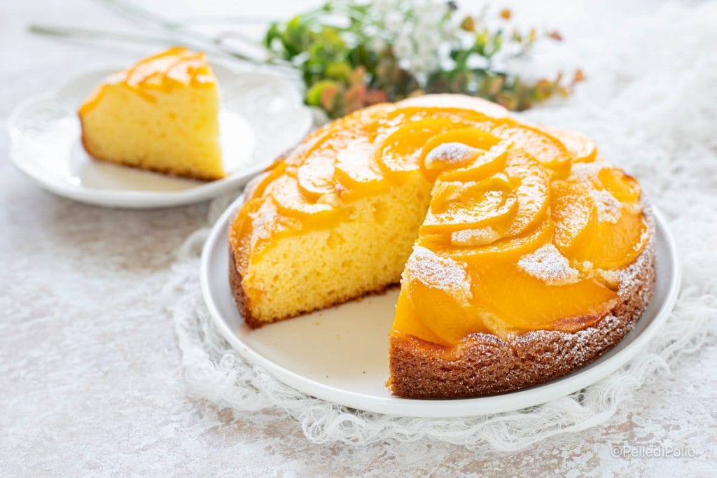 weicher Kuchen mit eingemachten Pfirsichen