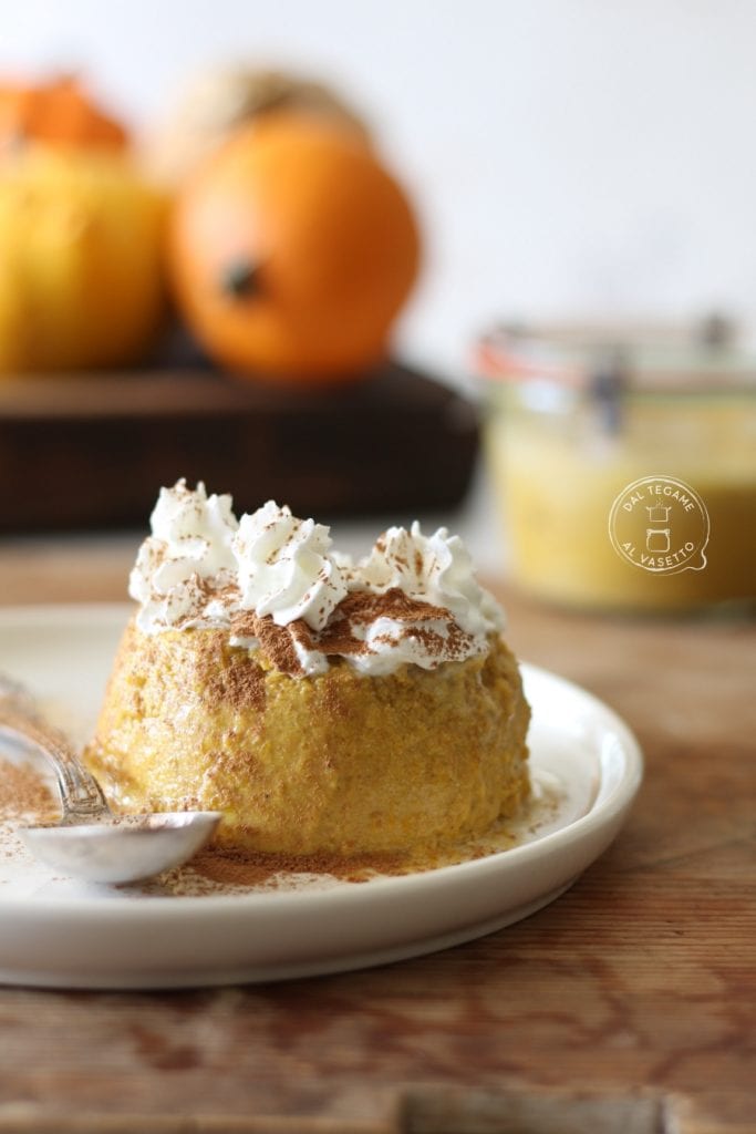 Löffeldessert auf Basis von Kürbis, Eiern und Sahne ohne Zucker und im Glas in der Mikrowelle gekocht