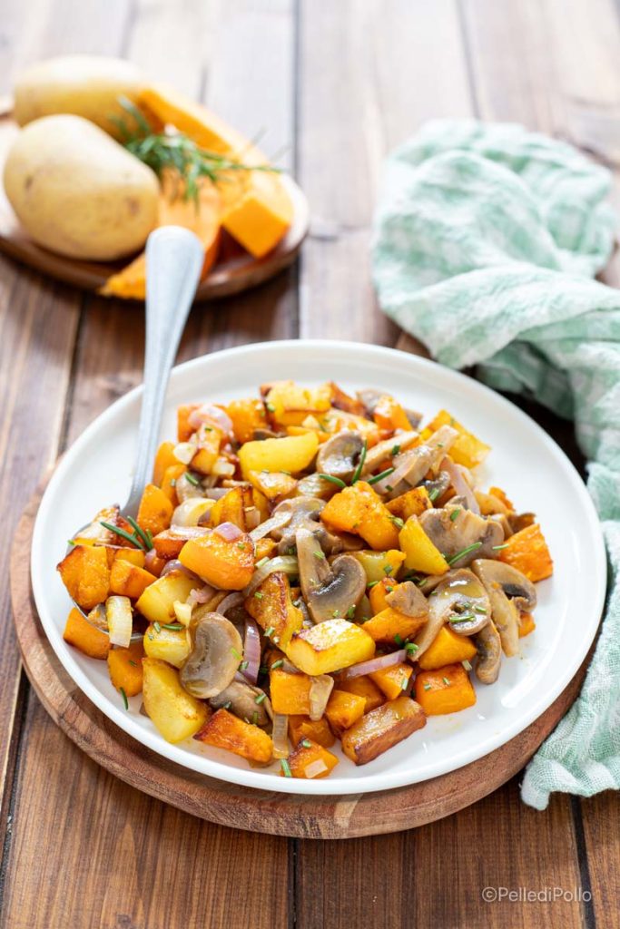 Kartoffeln, Pilze und Kürbis in der Pfanne
