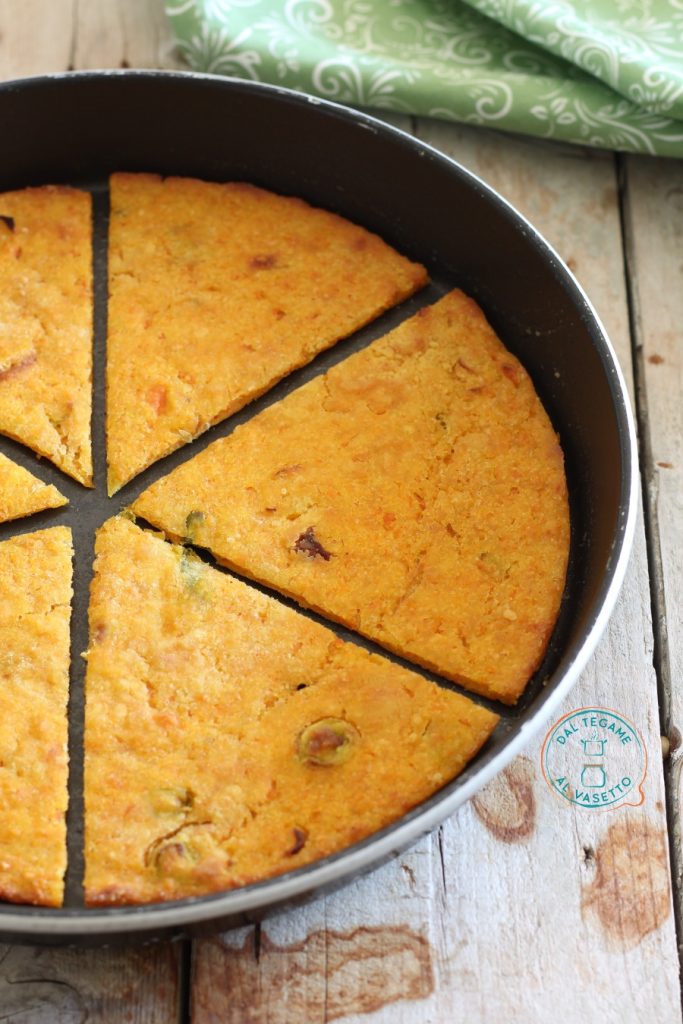 knuspriges Fladenbrot mit püriertem Kürbis und Mehl in der Mikrowelle gebacken