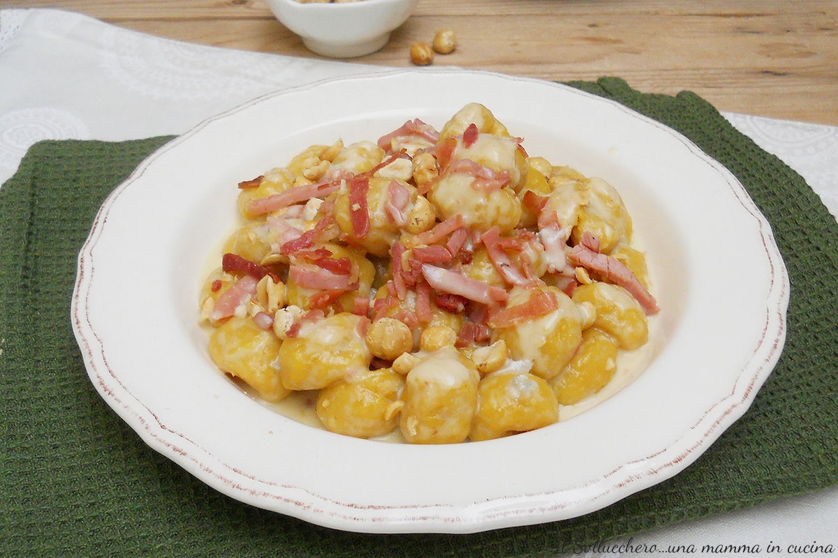 Kürbisgnocchi mit Taleggio, Speck und Haselnüssen