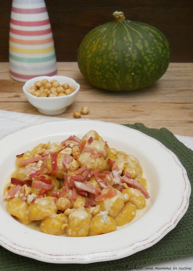 Kürbisgnocchi mit Taleggio, Speck und Haselnüssen vertikal