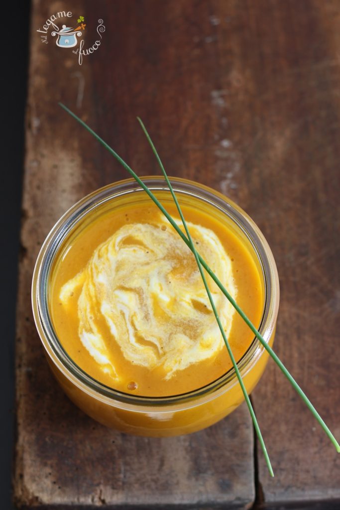 Kürbissuppe im Glas in der Mikrowelle