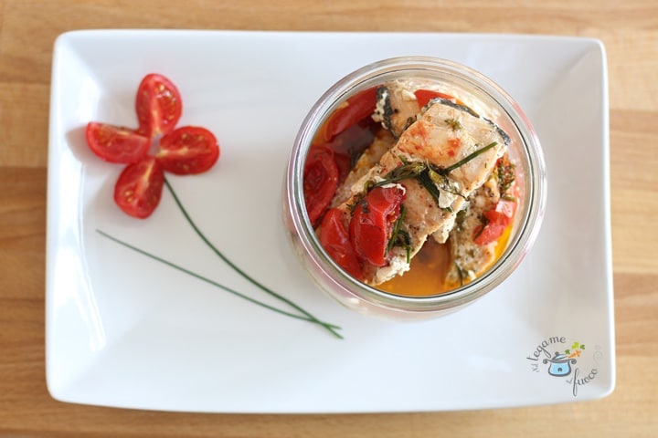 Lachs in Einmachglas mit Kräutern und Kirschtomaten