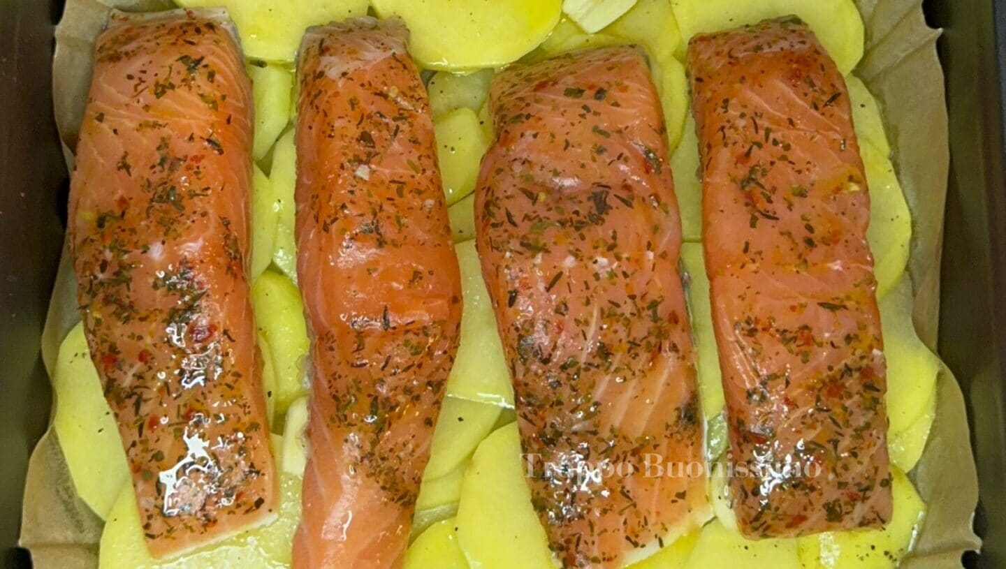 Lachs und Kartoffeln in der Heißluftfritteuse: gesundes, schmackhaftes und leichtes Hauptgericht