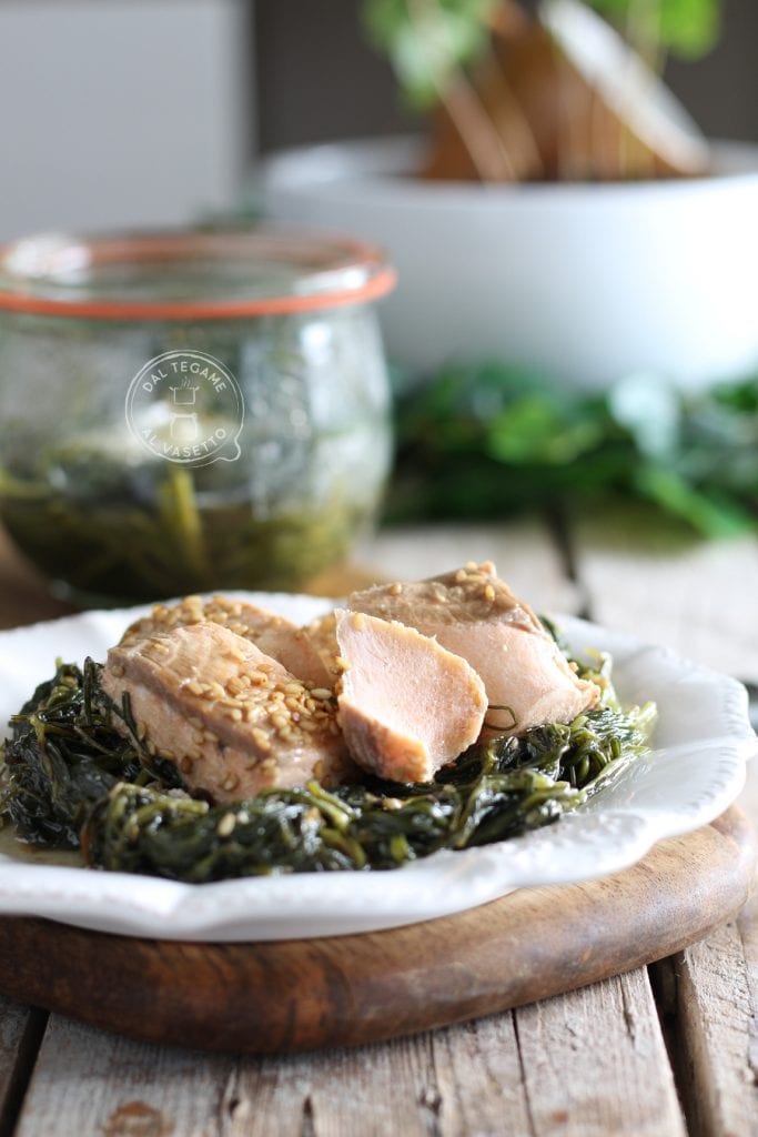 Lachsfilet mit Sesam auf einem Bett aus Mönchsbart im Glas gegart in der Mikrowelle