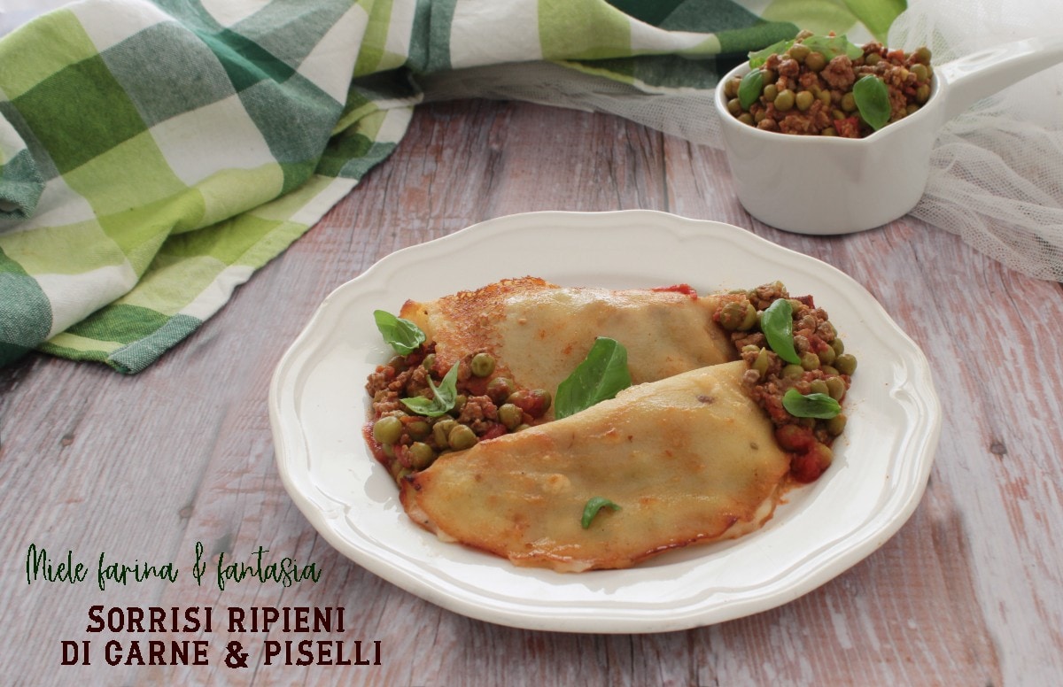 Lächeln mit Fleischsauce und Erbsen