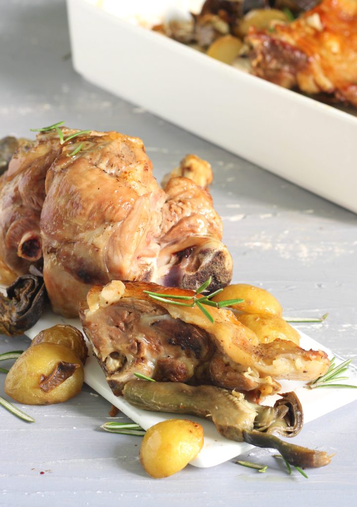 Lammbraten mit Kartoffeln und Artischocken