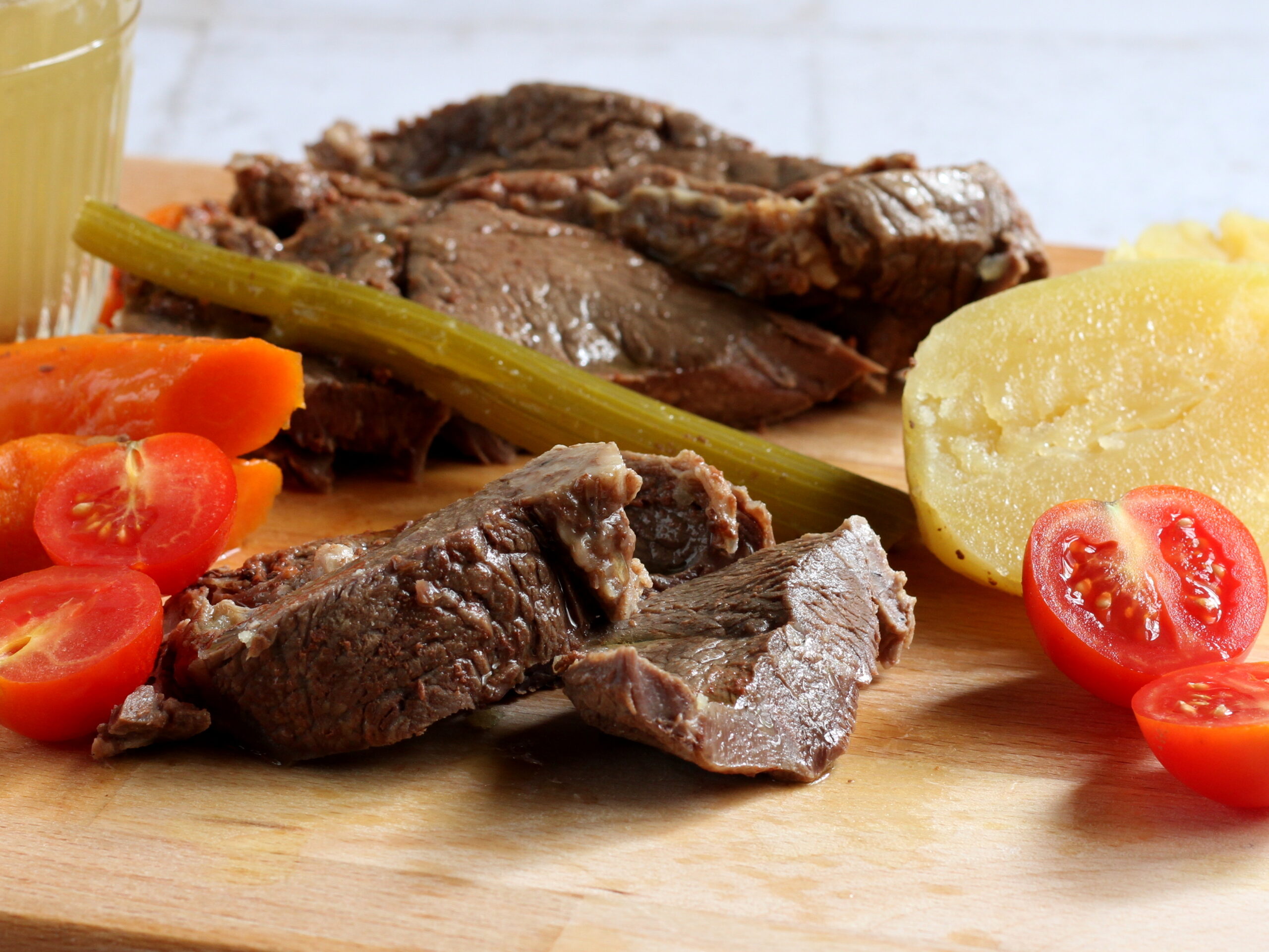 Brühe im Schnellkochtopf gekocht