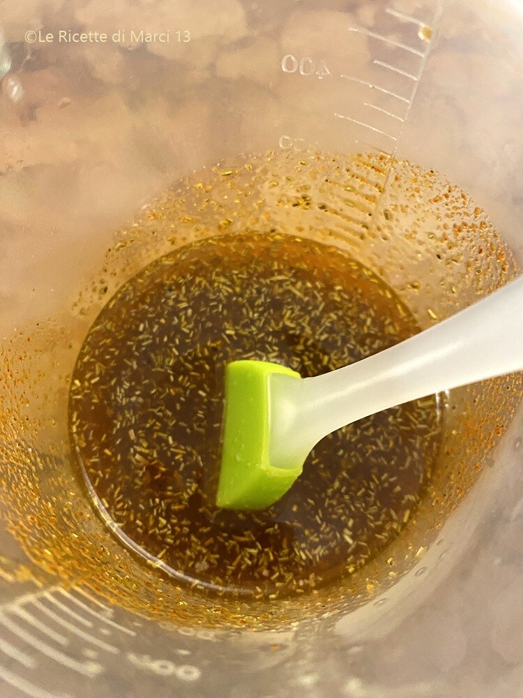 Leckere und einfache geröstete Kartoffelspieße. Spezielle Soße