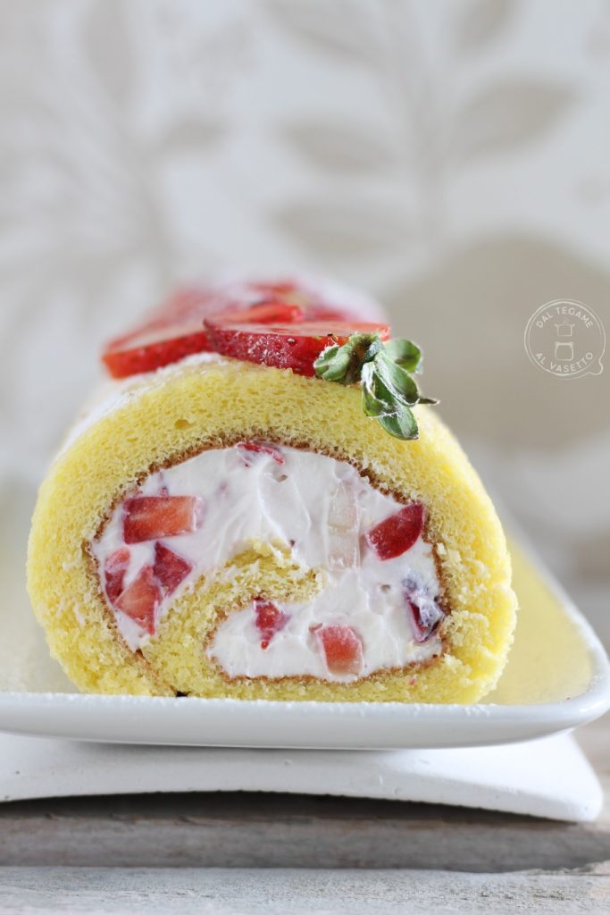Biskuit ohne Zucker gefüllt mit Ricotta-Creme und Erdbeeren