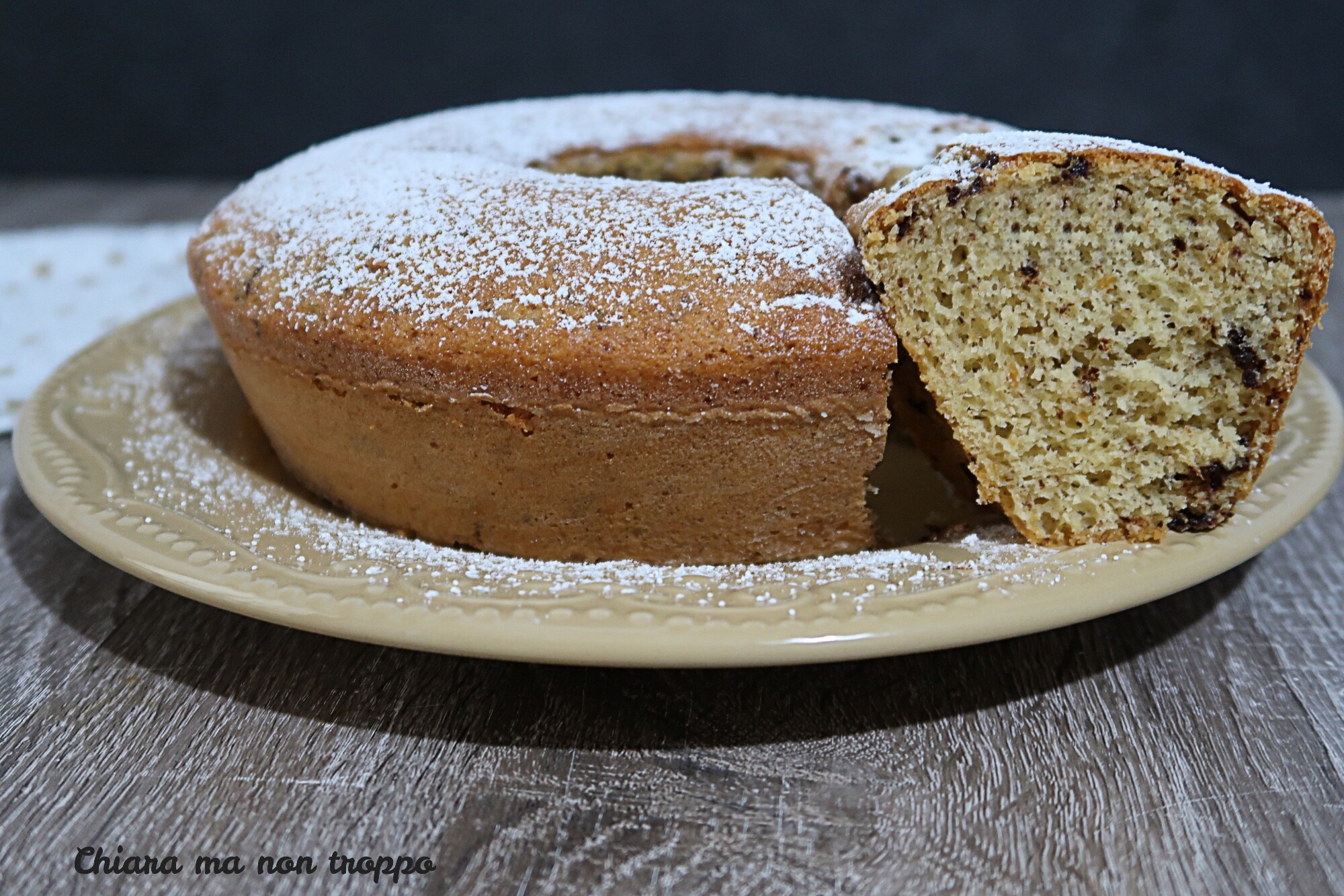 Lockerer Marmorkuchen mit Marmelade im Teig
