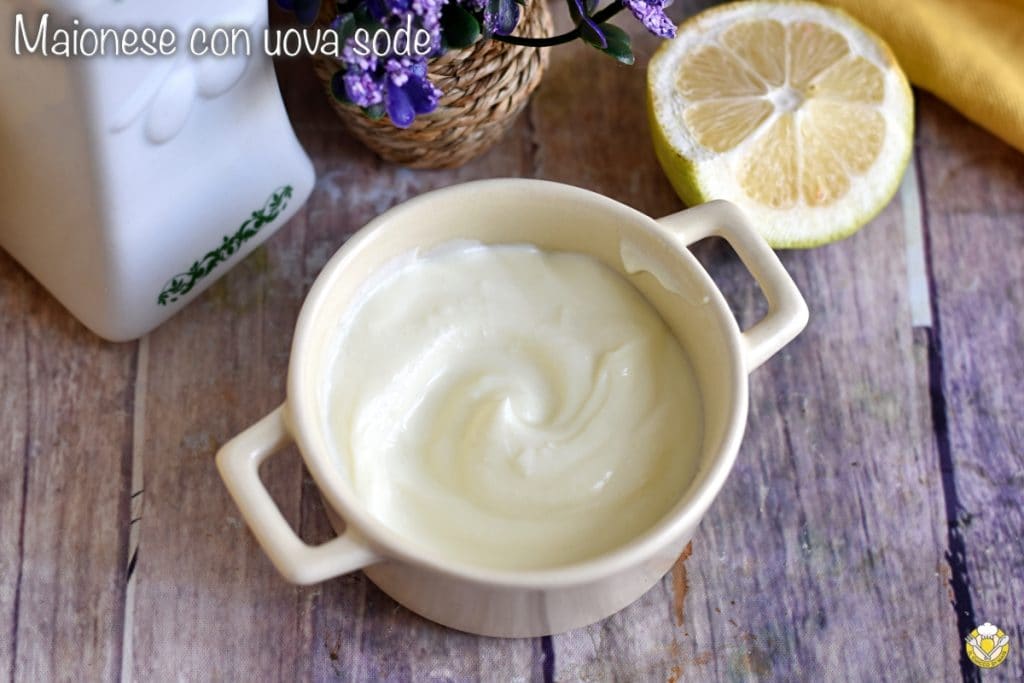 Mayonnaise mit hart gekochten Eiern, leichtes Rezept mit wenig Öl und griechischem Joghurt, in 10 Minuten fertig, der Maiskorn