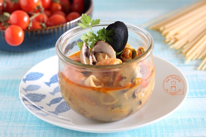 Meeresfrüchte-Sauce im Glas gekocht