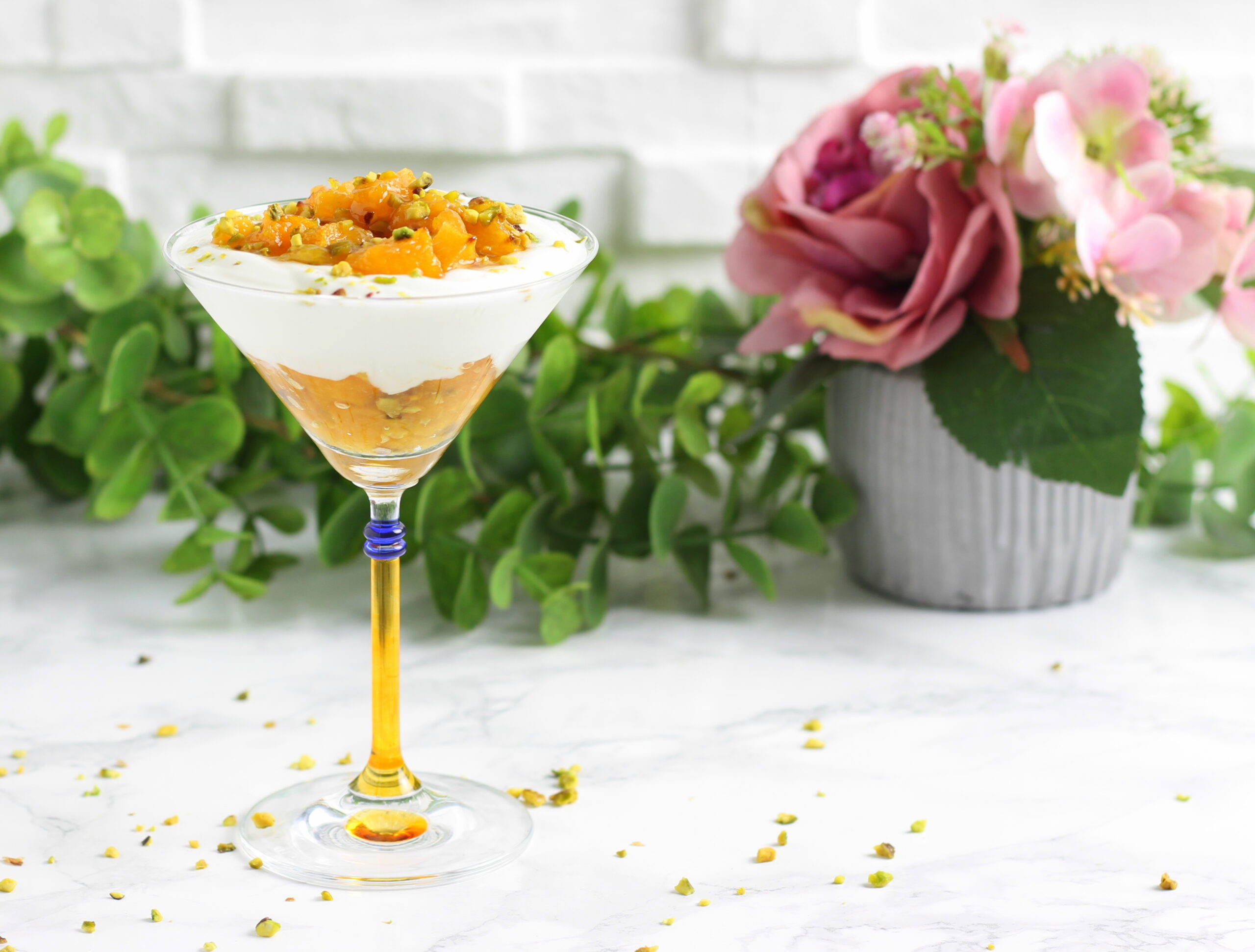 Dessert mit Melone, Joghurt und Pistazien