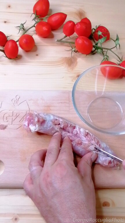 mezze maniche mit wurst und kirschtomaten