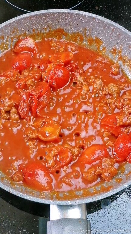 mezze maniche mit wurst und kirschtomaten