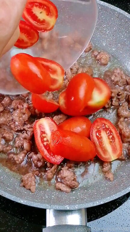 mezze maniche mit wurst und kirschtomaten