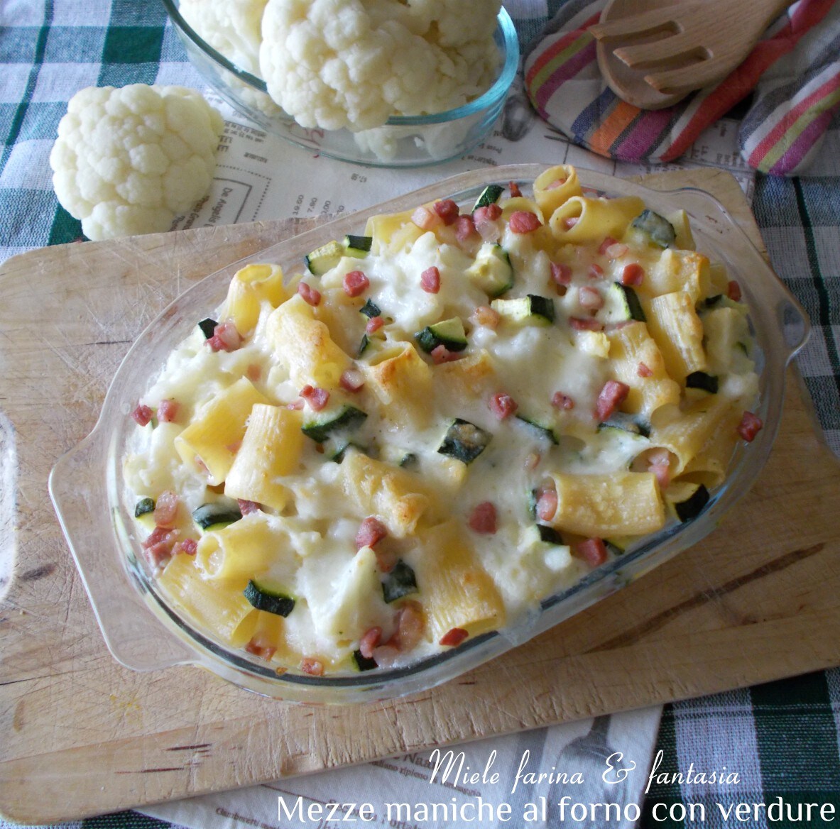 Gebackene Mezze Maniche mit Blumenkohl und Speck
