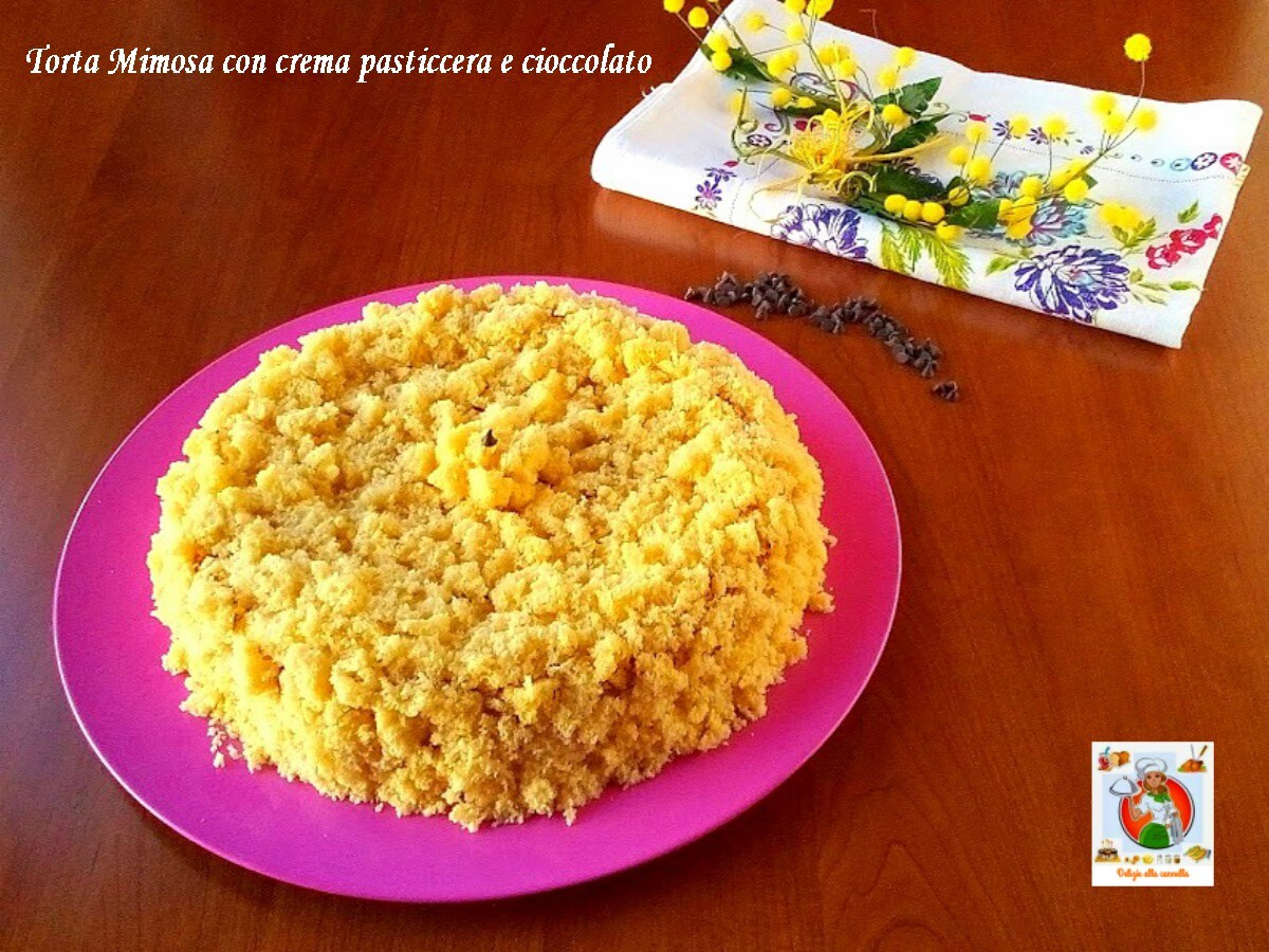 Mimosa-Torte mit Puddingcreme und Schokolade: Die zarte und raffinierte Version eines klassischen Desserts.