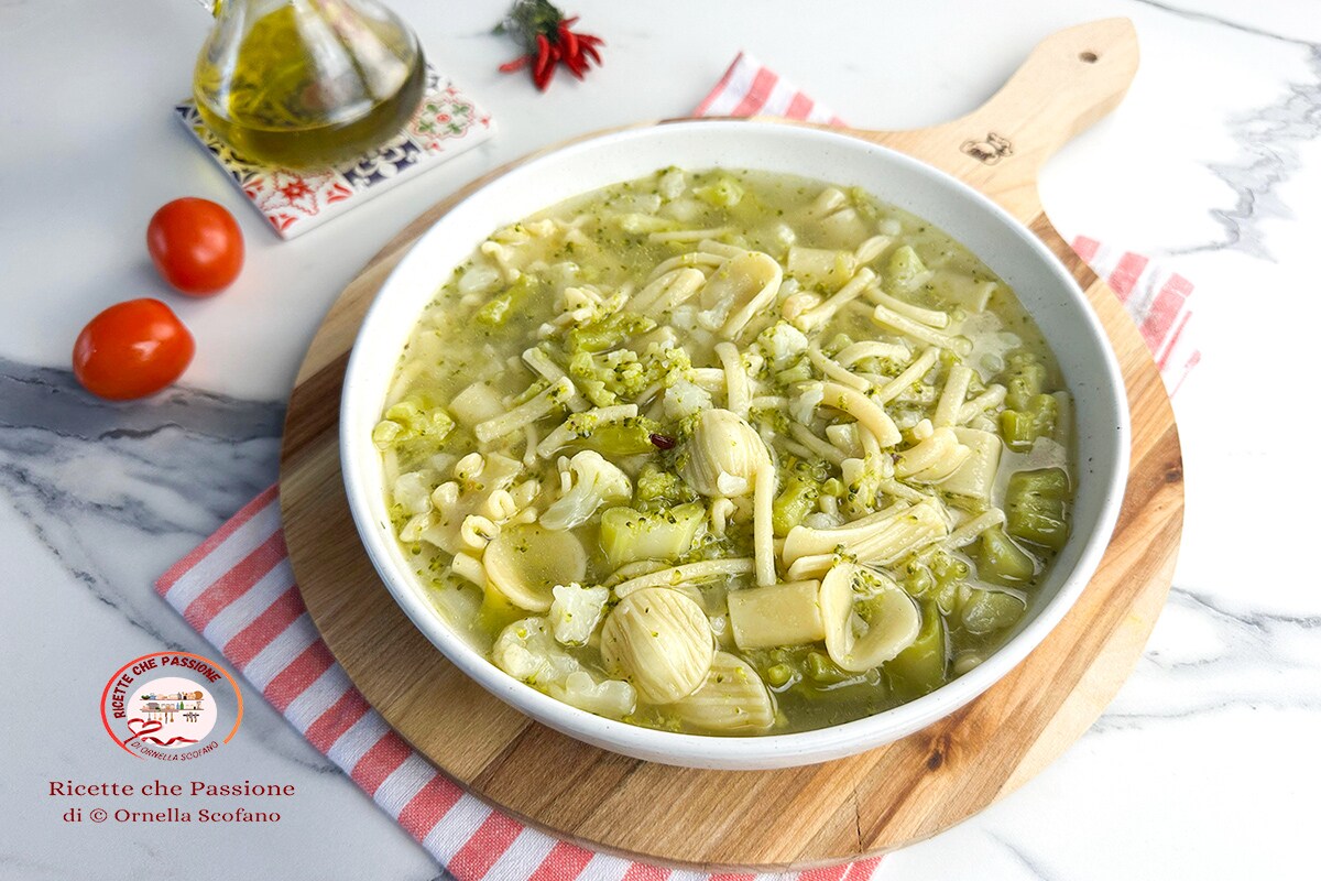 Pasta und Brokkoli mit Blumenkohl in Brühe