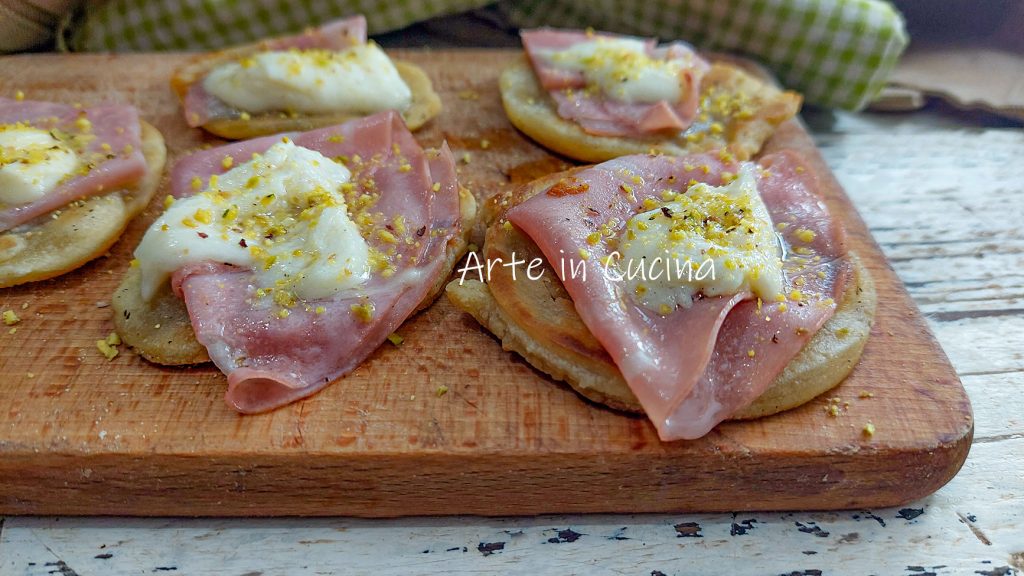 MINIPIZZEN MIT MORTADELLA UND PROVOLA in der Pfanne