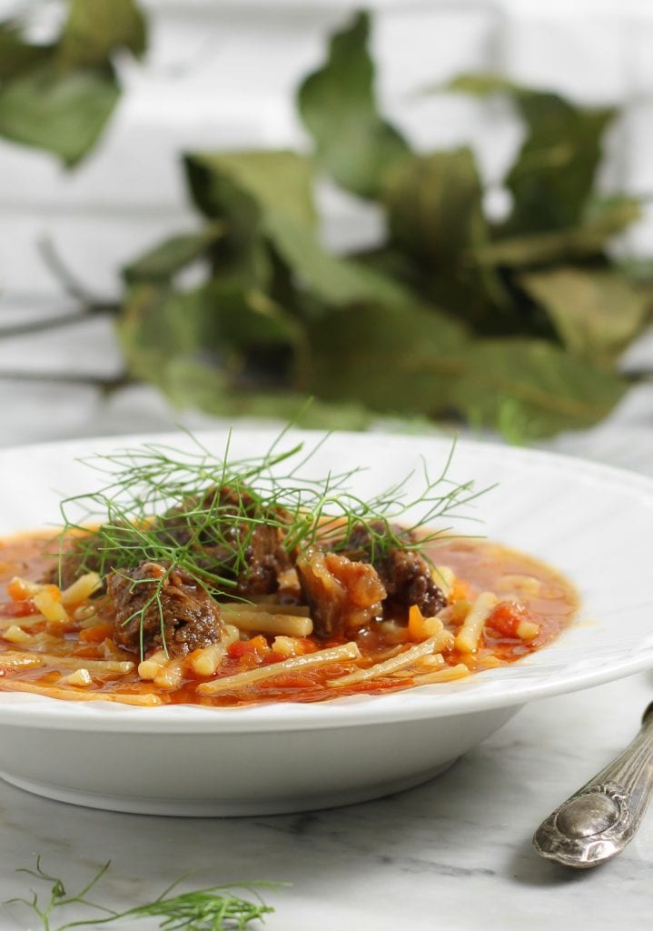 Ochsenschwanzsuppe mit Tomaten im Schnellkochtopf