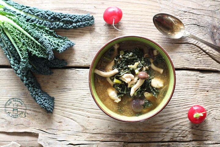 Miso-Suppe im Glas gegart