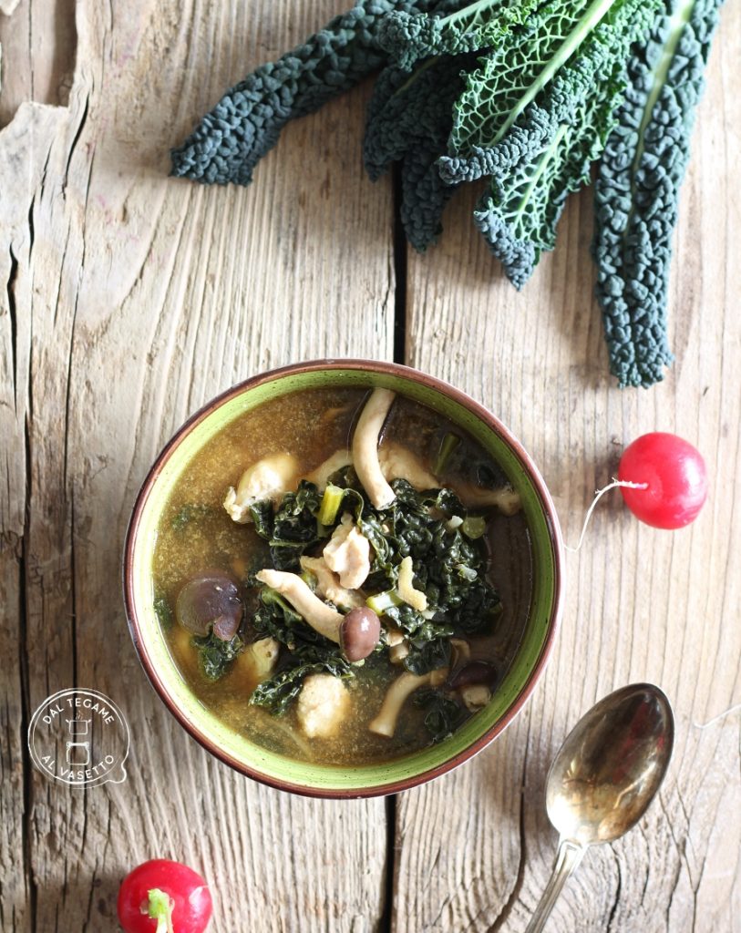 vegane Suppe mit Miso, Gemüse und Pilzen im Glas im Mikrowellenherd gegart mit der Technik des Glasgarens