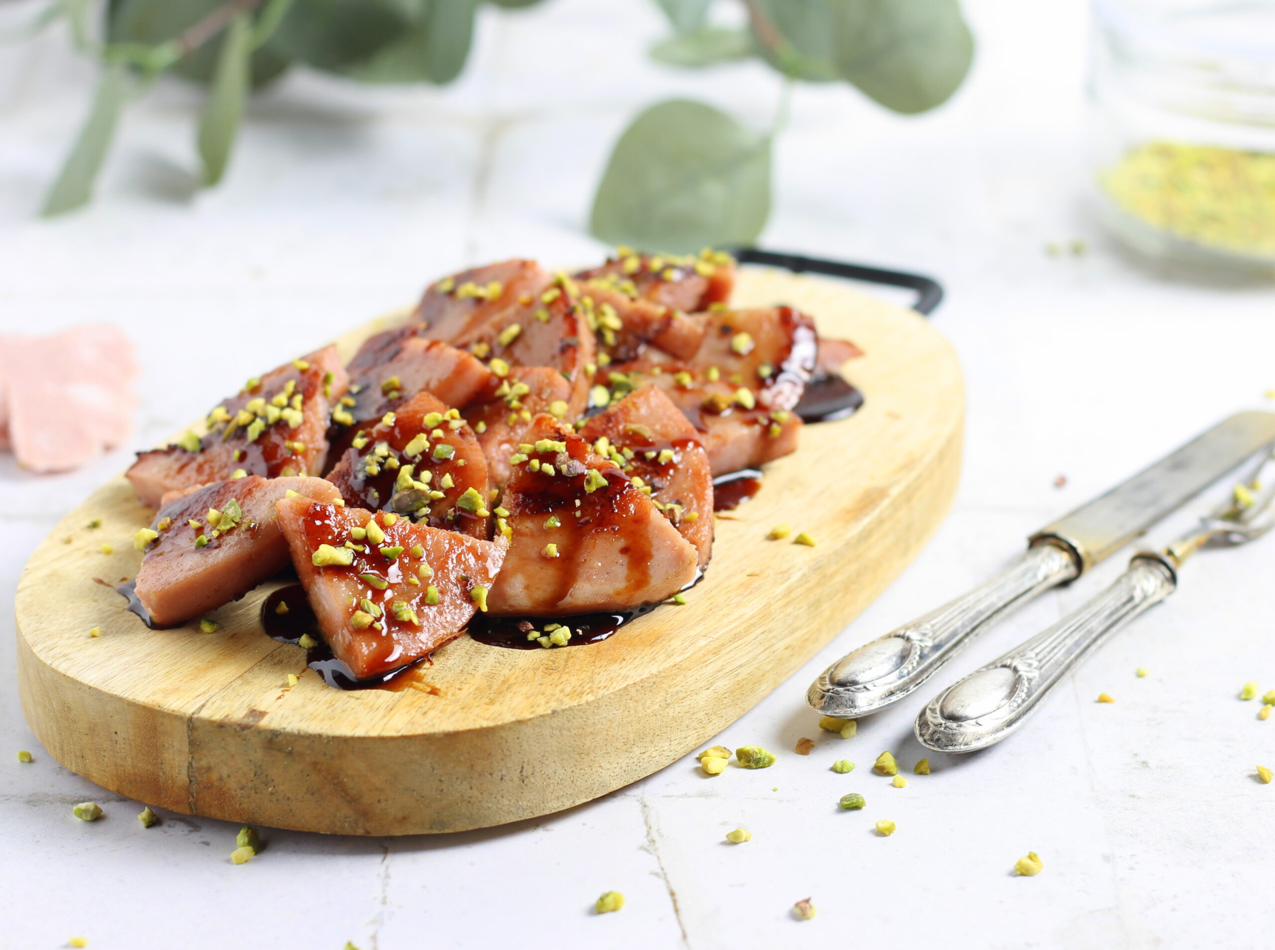 Gegrillte Mortadella mit Essig und Pistazien