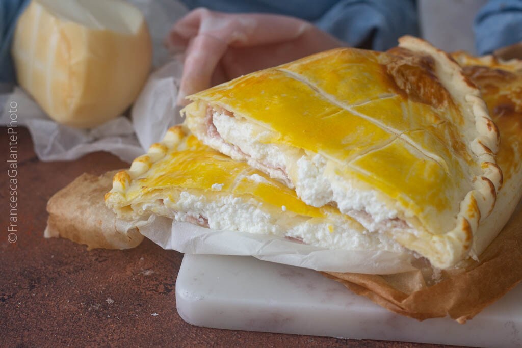 Gefüllter Mürbeteig mit Ricotta, Scamorza und Mortadella