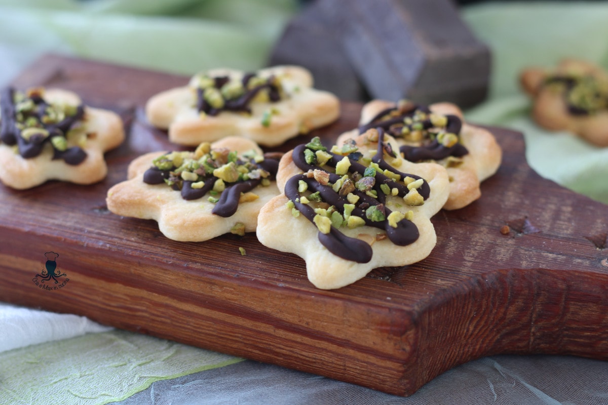 Mürbeteigplätzchen aus dem Fertigteig im Heißluftfritteuse gebacken