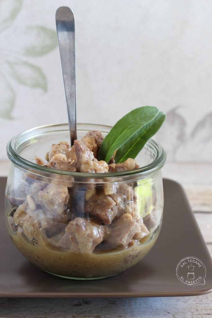 Schweinefleischstreifen im Glas in der Mikrowelle gekocht