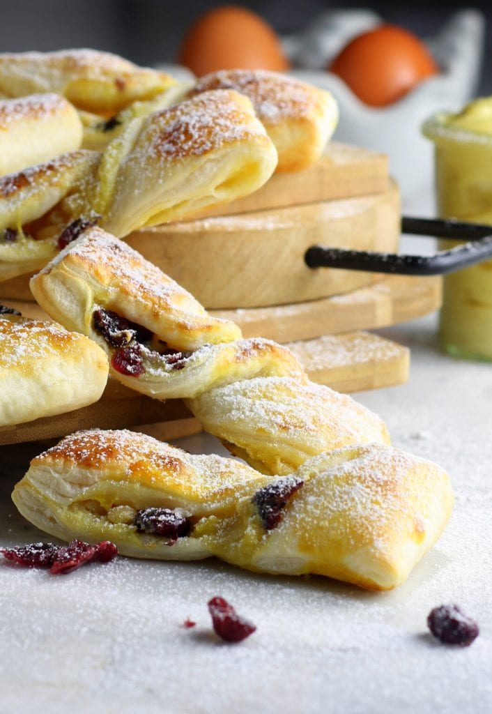 Schleifen mit Sahne und roten Früchten