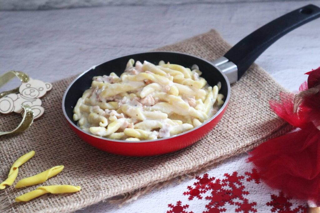 strozzapreti mit Zitrone, Lachs und Stracciatella